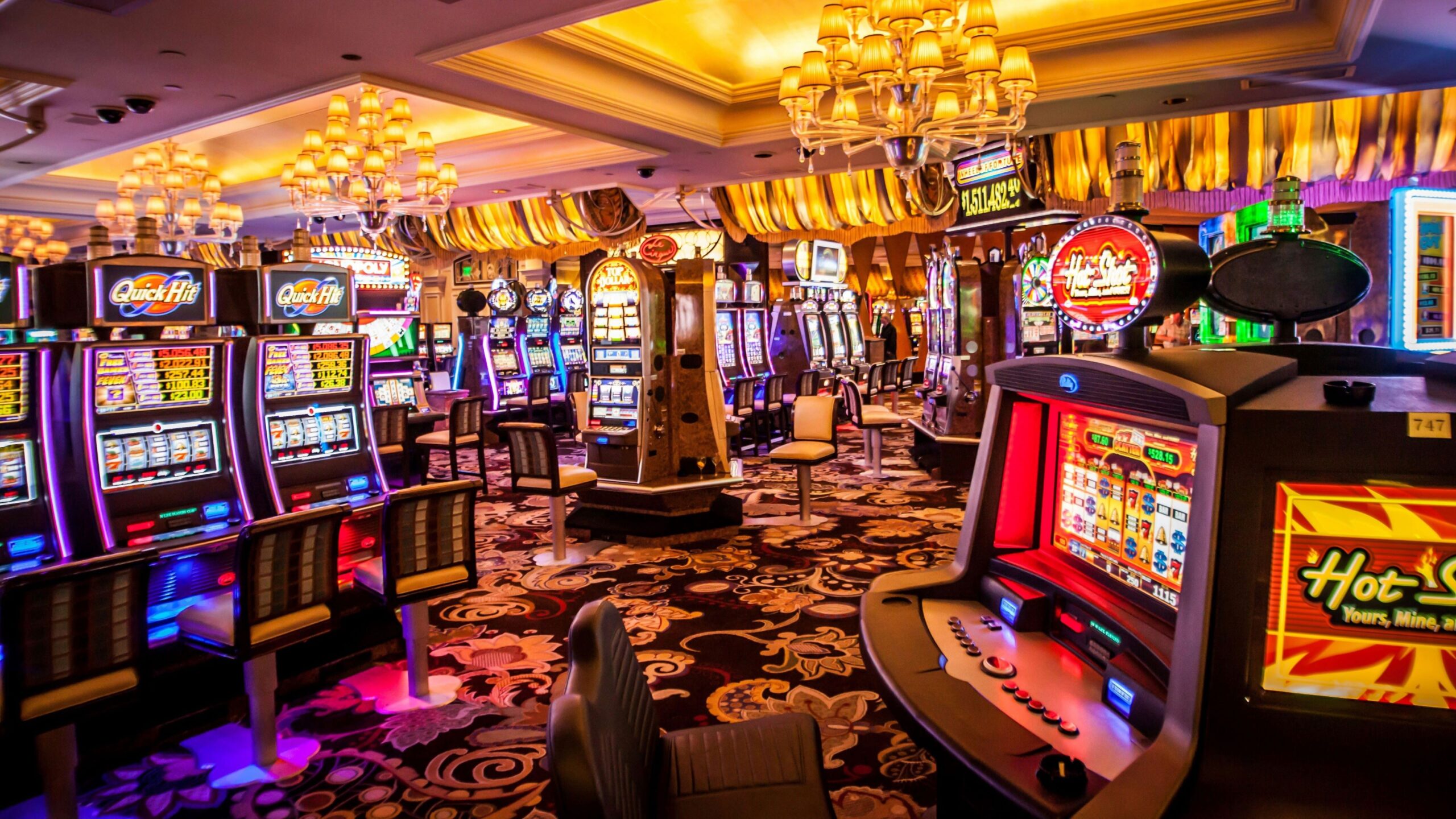 How do Hold & Win slots work?